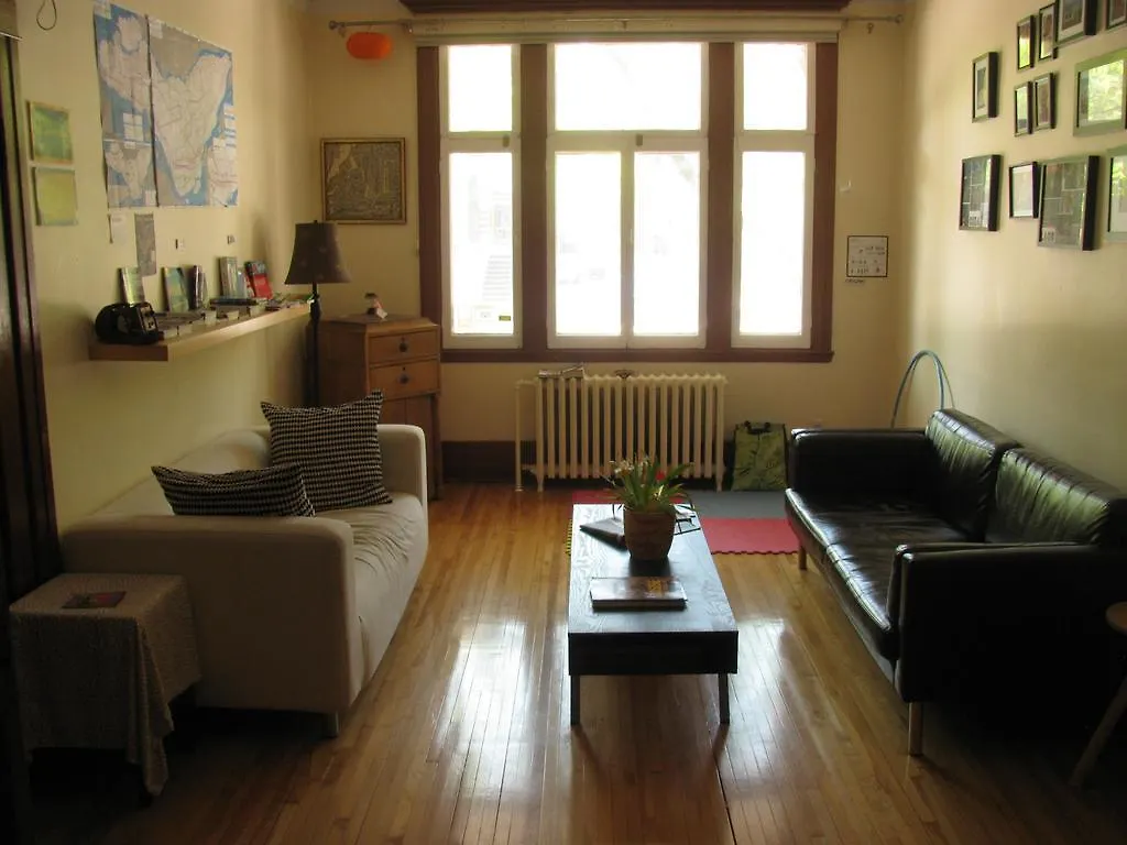 Gite Urbain La Lanterne Bed & Breakfast Montreal